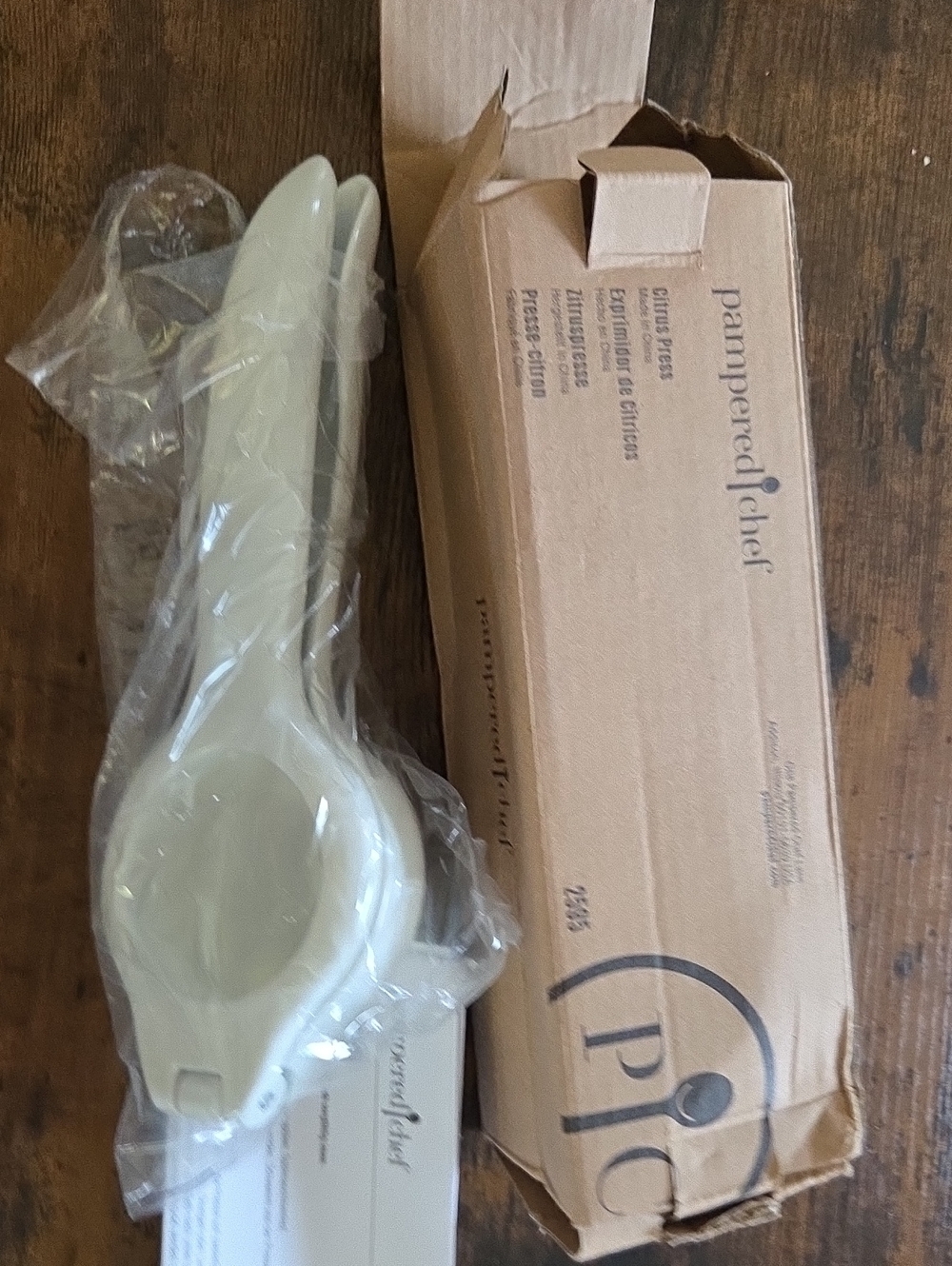 Pampered Chef Citrus Press - 2595